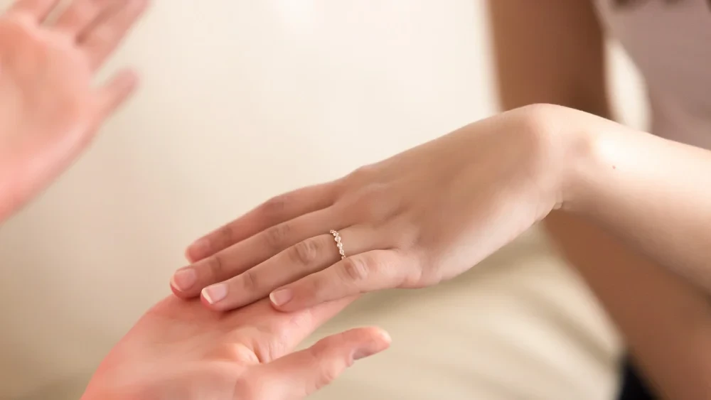 How to Find Out Her Ring Size Without Her Knowing | Silveroni