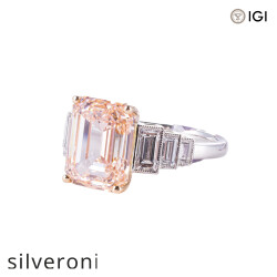 Emerald Cut VVS Fancy Lab Grown Diamond Ring in 18K Gold - 3